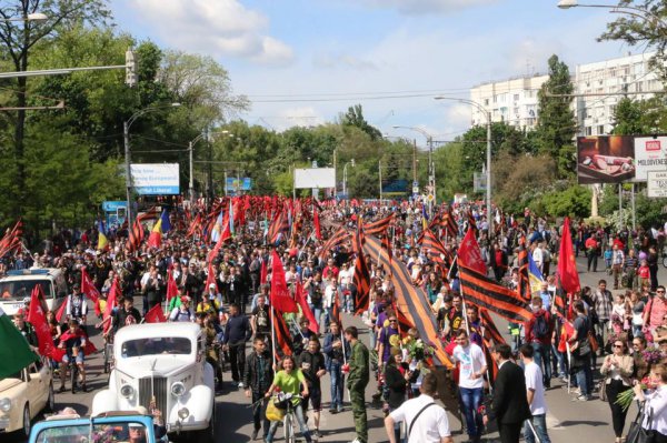 Запад в шоке: в Кишинёве, в марше под красными знамёнами Победы приняли участие 65 тысяч человек