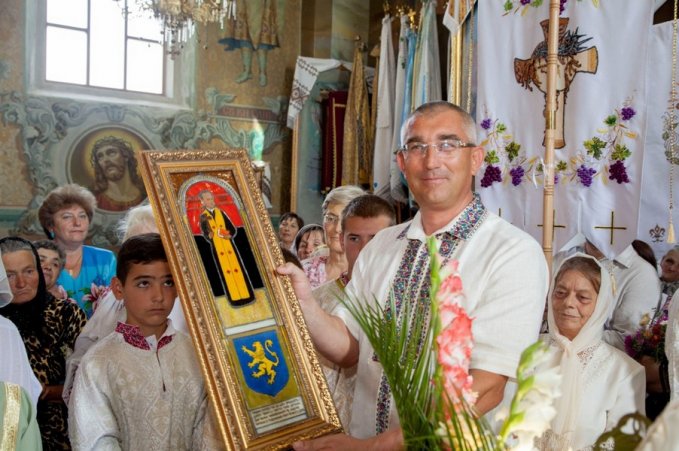 Икона Бандеры; с Козив Тернопольская область. УГКЦ пошли дальше гитлеревцев, канонизируя фашистских деятелей, под «святым» Бандерой изображена символика дивизии СС Галичина