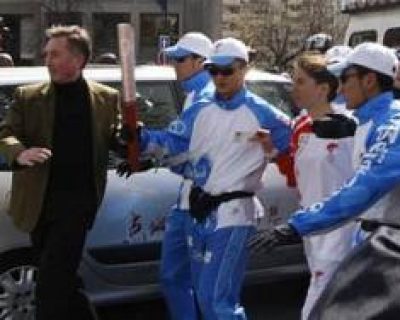 Китай говорит, что олимпийский огонь в Париже не тушили