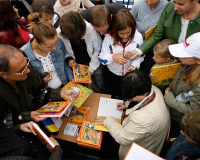 Более 500 человек одновременно читали книги в центре Киева