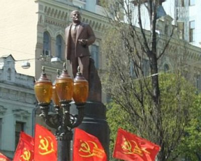 Памятник Ленину на Бессарабской площади в Киеве облили краской