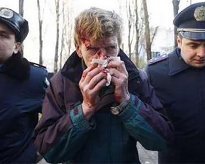 Милиция задержала двух человек, которые бросили бутылку с красной краской в памятник Ленина