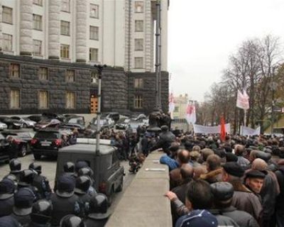 Пенсионеры второй день штурмуют здание Кабмина