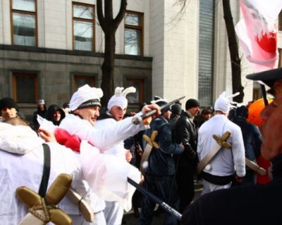Пикетчики в костюмах зайцев проводят акцию протеста возле мэрии