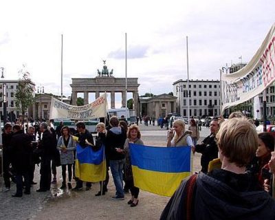 Украинские писатели-неонацисты встретили пикетом Януковича в Берлине