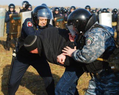 Навстречу ЕС: министр МВД провёл учения по разгону протестующих