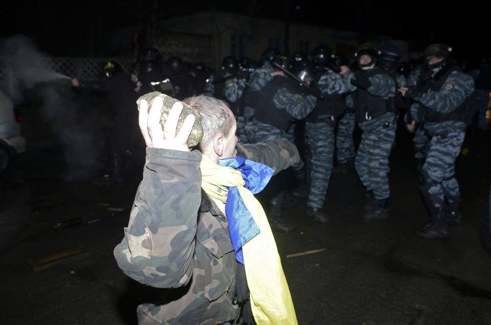 Злобный Беркут опять преступно защищается от мирных митингующих и расстраивает спонсоров... ой... иностранных послов.