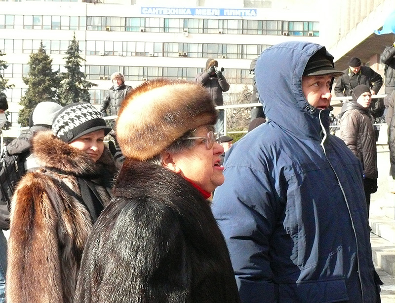 престарелые черноротые тётки в шубах, грязно ругаются в адрес милиции