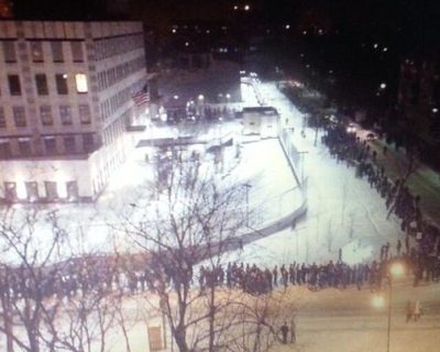 Киевляне окружили посольство США