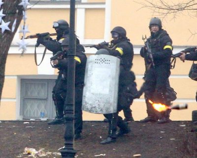 По Киеву бегают ряженные под милицию боевики с автоматами
