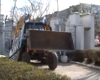 Вежливый трактор обнял украинский БТР в Перевальном
