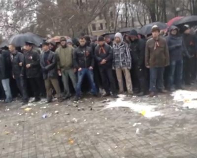 В Запорожье рядом с мэрией происходит противостояние Антимайдановцев и Майдана