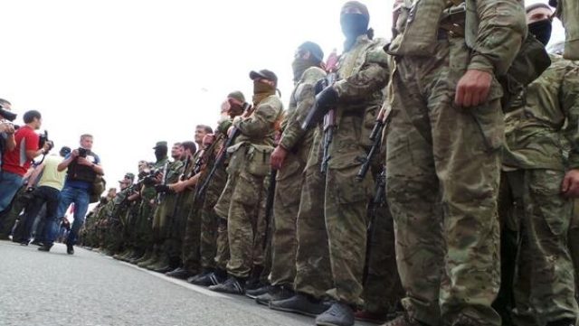 Участники митинга в Донецке направились к резиденции Ахметова Участники митинга в Донецке направились к резиденции Ахметова