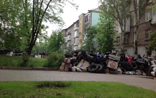 За ночь в Донецке ополченцы построили два новых блокпоста За ночь в Донецке ополченцы построили два новых блокпоста