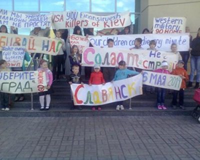 Дети Славянска приняли участие в митинге против действий украинской армии