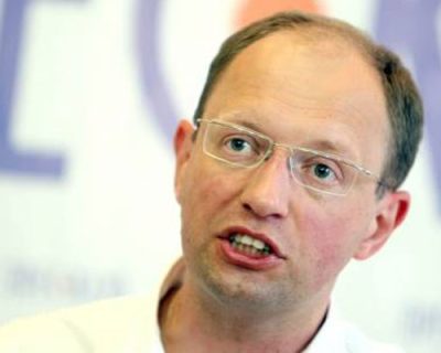 Яценюк заявляет, что украинские военные демонстрируют такую же доблесть, как их деды из УПА