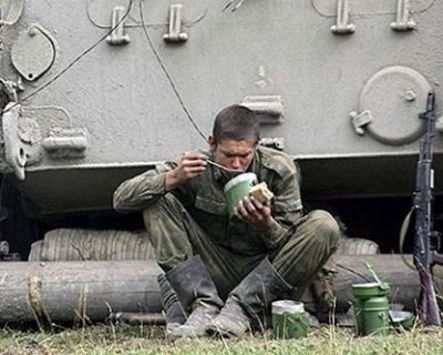 Жители Славянска накормили голодных украинских силовиков пирогами со снотворным
