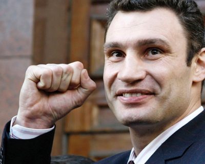 Кличко выгоняет активистов делающих ремонт в КГГА не заплатив им за работу