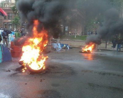 На Майдане снова бросают коктейли Молотова и жгут шины