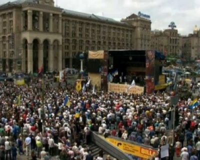 На Майдане возобновили еженедельное Народное Вече