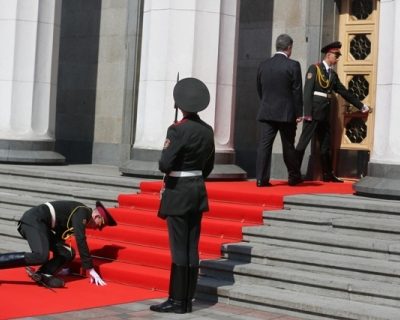 Порошенко отправил на фронт солдата потерявшего сознание на инаугурации?