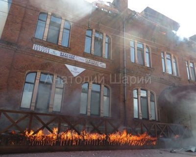 В Славянске боевики АТО массово разрушают жилые дома (видео)