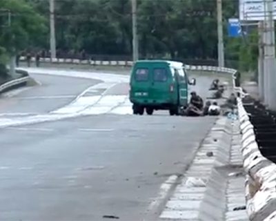 В Мариуполе украинские военные попали в засаду ополченцев (видео)