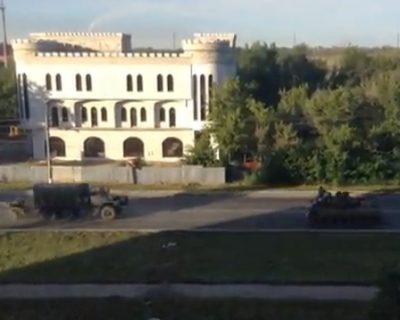 К Луганску движется колонна танков, БТРов и грузовиков с флагами России и Крыма