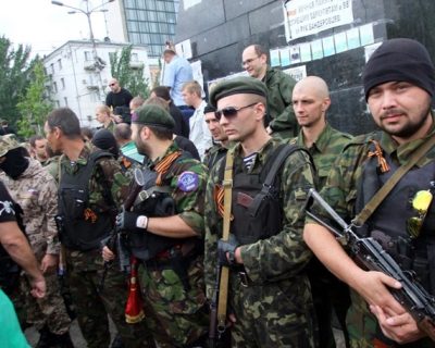 Ополченцы в Донецке приняли присягу на верность ДНР (видео)