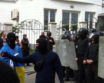 В Киеве снова пикетируют посольство России