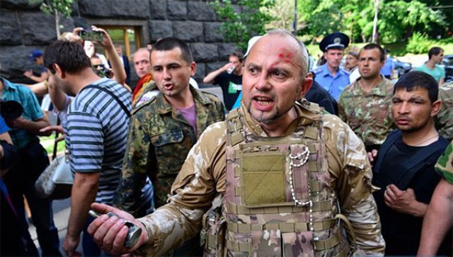 Майдауны развлекаются под Радой, избивая друг друга