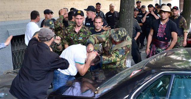 Майдауны развлекаются под Радой, избивая друг друга