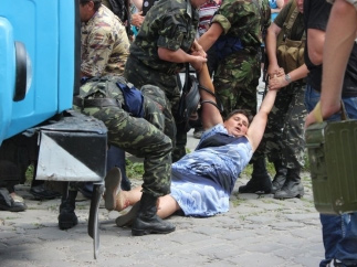 Тернополь. Военные оттаскивают женщину, которая мешает им оправлять её сына на гражданскую войну против граждан Новороссии