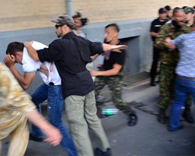 Майдауны развлекаются под Радой, избивая друг друга
