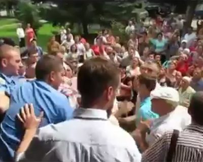 Нацик депутат Иван Пападюк получил по мордам за пропаганду войны и мобилизации