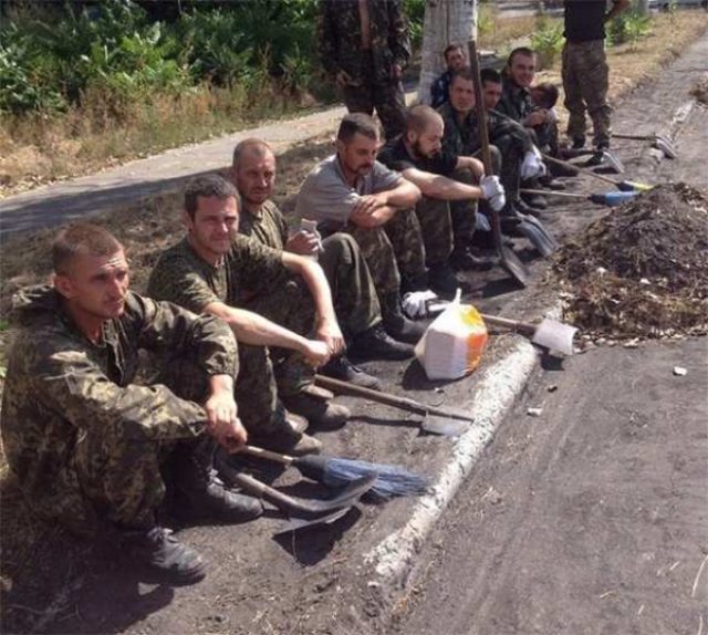 Нелёгкая судьба пленных карателей в Донецке Нелёгкая судьба пленных карателей в Донецке