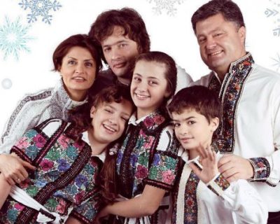 Сын Порошенко играет с оловянными солдатиками?