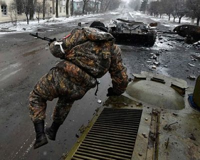 У Логвиново апокалипсис - сгоревшая техника, трупы солдат, постоянные обстрелы