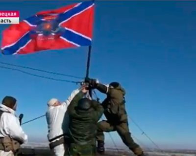 Флаг Новоросии реет над разгромленной армией карателей в Дебальцево