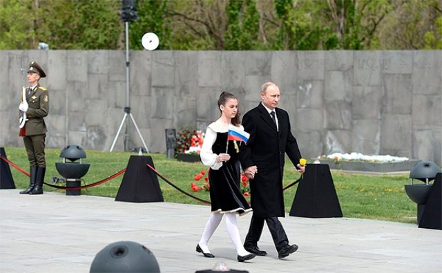 Владимир Путин почтил память жертв геноцида армян Владимир Путин почтил память жертв геноцида армян
