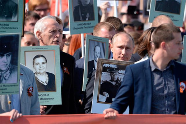 Владимир Путин в строю Бессмертного полка с портретом своего отца Владимир Путин в строю Бессмертного полка с портретом своего отца