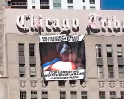 В США на здании CNN вывесили плакат против войны в поддержку Донбасса