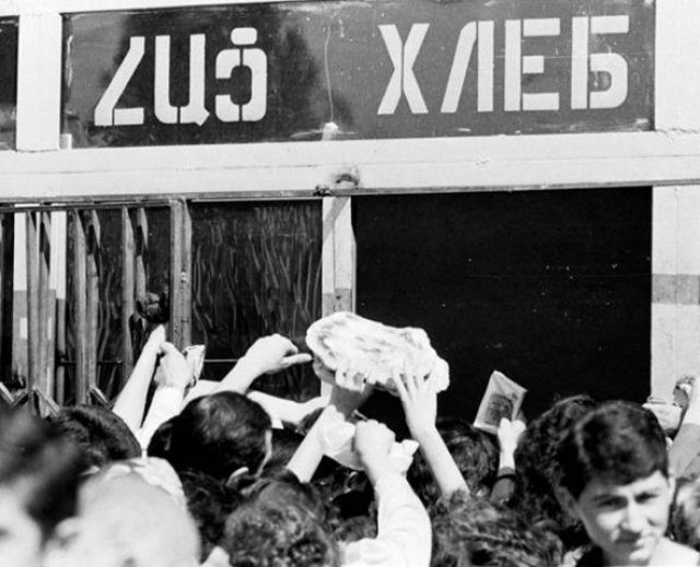 Очереди за хлебом в Армении в 90-х