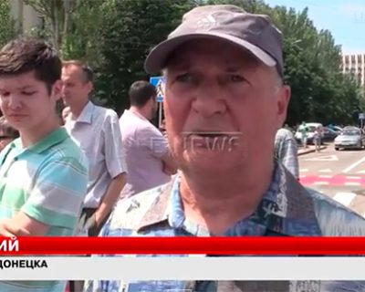 Мирные жители Донецка вышли на митинг и требуют от руководства ДНР отбросить артиллерию карателей