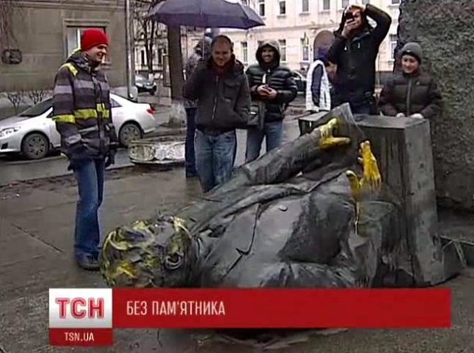 На волне евромайданного переворота в Киеве уничтожили памятник основателю ООН Дмитрий Мануильскому, а по т.н. закону о декоммунизации его запрещается восстанавливать