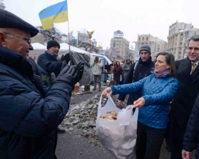 Нуланд везёт новые печеньки своим холуям?