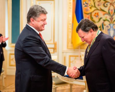 Порошенко наградил орденом Жозе Баррозу за содействие путчистам и развал Украины
