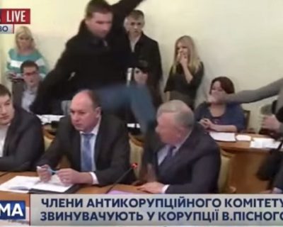 Политолог увидел зловещий знак в ударе Парасюка в голову СБУ-шника