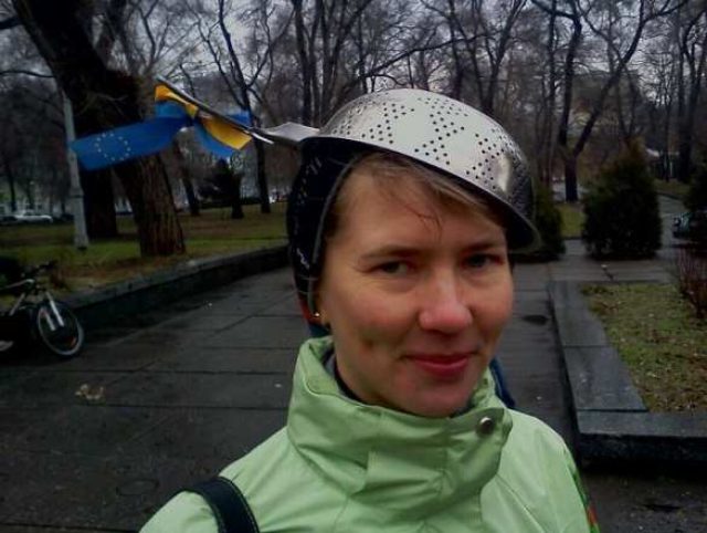 Кастрюли на голову - мозги в мусорное ведро. Два года знаковому перформансу
