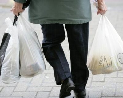 Украинский мир: в Киеве грабители отбирают у людей пакеты с продуктами